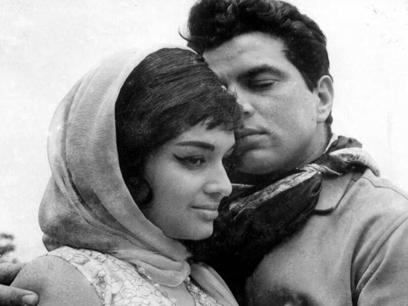 ১৯৬০ এবং ৭০-এর দশকের অন্যতম প্রধান অভিনেত্রী আশা পারেখ সব সময়েই ধর্মেন্দ্রকে কেবল একজন সহ-অভিনেতা হিসেবেই নয়, একজন প্রিয় বন্ধু হিসেবেও বর্ণনা করতেন। পর্দায় এবং পর্দার বাইরে উভয় ক্ষেত্রেই তাঁদের বন্ধুত্ব স্পষ্ট ছিল, আশা পারেখ স্মরণ করে বলেন যে ধর্মেন্দ্রের কোমল স্বভাব এবং রসবোধ প্রতিটি শ্যুটিংকে স্মরণীয় করে তুলেছিল। তিনি বলেছেন যে বলিউডে ‘তাঁর উত্তরাধিকার অমর’ হয়ে থাকবে এবং তাঁর সঙ্গে কাজ করা সর্বদা আনন্দের ছিল। 