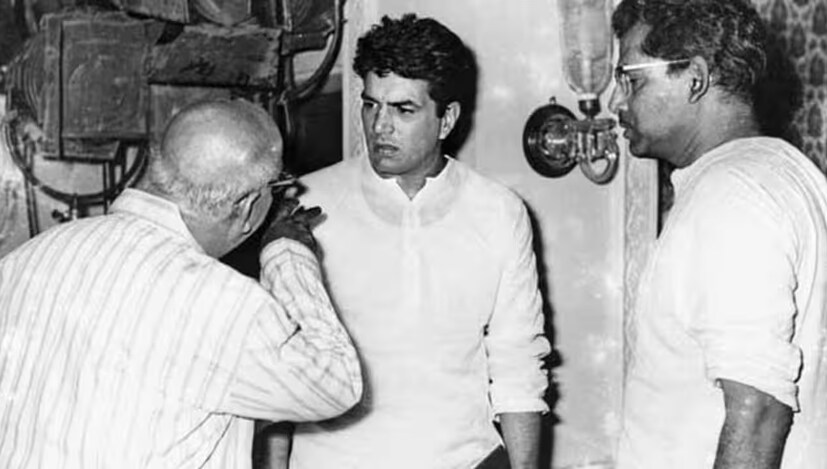 পঞ্জাবে শুরু : ধর্মেন্দ্র ১৯৩৫ সালের ৮ ডিসেম্বর পঞ্জাবের সাহনেওয়ালে জন্মগ্রহণ করেন। শৈশব চলচ্চিত্র জগতের চাকচিক্য এবং গ্ল্যামার থেকে অনেক দূরে ছিল, কিন্তু চলচ্চিত্রের প্রতি তাঁর আগ্রহ লক্ষ্য অর্জনের জন্য তাঁকে মুম্বইয়ে নিয়ে যায়।