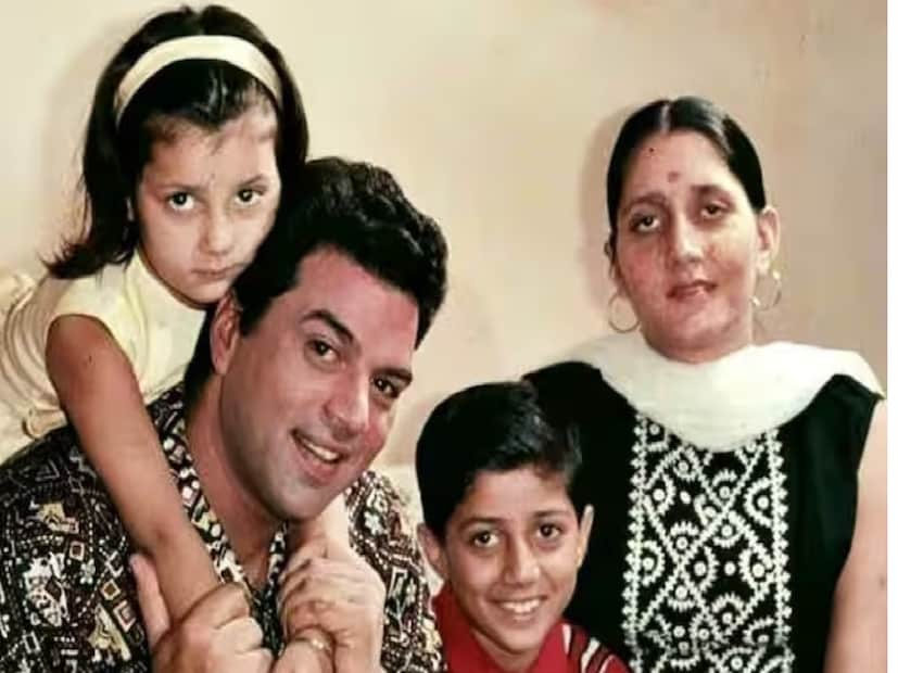 ধর্মেন্দ্র ৮৯ বছর বয়সে তার জুহু বাংলোয় মারা যান, যেখানে তিনি সাম্প্রতিক চিকিৎসার পর অবস্থান করছিলেন। তার শেষ মাসগুলিতে একাধিক স্বাস্থ্যগত জটিলতা দেখা দেয় যা তার পুনের ফার্মহাউস থেকে শুরু হয়ে ব্রিচ ক্যান্ডি হাসপাতালে অব্যাহত থাকে এবং শেষ পর্যন্ত তার পরিবার তাকে সুস্থতার জন্য মুম্বইতে বাড়িতে নিয়ে আসে।