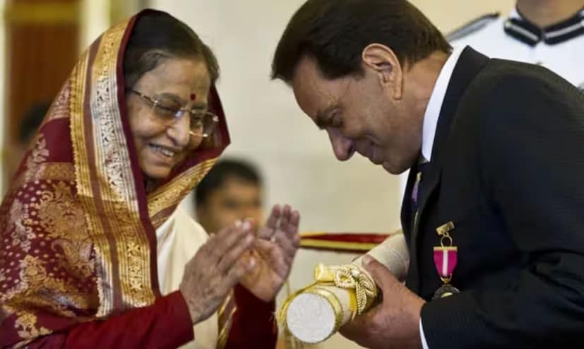 পুরষ্কার এবং স্বীকৃতি: ধর্মেন্দ্র তাঁর ছয় দশকের কর্মজীবনে একাধিক প্রশংসা অর্জন করেছেন, ভারতীয় চলচ্চিত্রে অবদানের জন্য পদ্মভূষণ (২০১২) এবং ফিল্ম ফেয়ার লাইফটাইম অ্যাচিভমেন্ট অ্যাওয়ার্ড (১৯৯৭) পেয়েছেন।