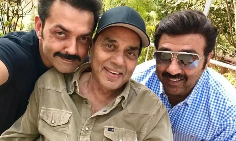 ধর্মেন্দ্রর জন্ম ৮ ডিসেম্বর, ১৯৩৫ সালে পঞ্জাবের লুধিয়ানা জেলার নাসরালি গ্রামে। তাঁর পিতৃদত্ত নাম ধরম সিং দেওল। তিনি জাট শিখ পরিবারে জন্মগ্রহণ করেন। তাঁর বাবা কেবল কিষণ সিং দেওল ছিলেন একটি সরকারি স্কুলের প্রধান শিক্ষক এবং মা সতবন্ত কৌরের ধর্মপ্রাণা রূপে পরিবারে অটল খ্যাতি। এবার আসা যাক ধর্মেন্দ্রর বিবাহিত জীবনের দিকে। ১৯ বছর বয়সে তিনি প্রকাশ কৌরকে বিয়ে করেন। এই তাঁর প্রথম বিয়ে। সেই সময় তিনি বলিউডের অন্যতম জনপ্রিয় নায়ক হিসেবে নিজেকে প্রতিষ্ঠা করেননি, ছিলেন অভিনয় জগত থেকে অনেকটাই দূরে। ধর্মেন্দ্র এবং প্রকাশ কৌরের চার সন্তান: দুই ছেলে এবং দুই মেয়ে- সানি দেওল, ববি দেওল, বিজেতা এবং অজিতা।