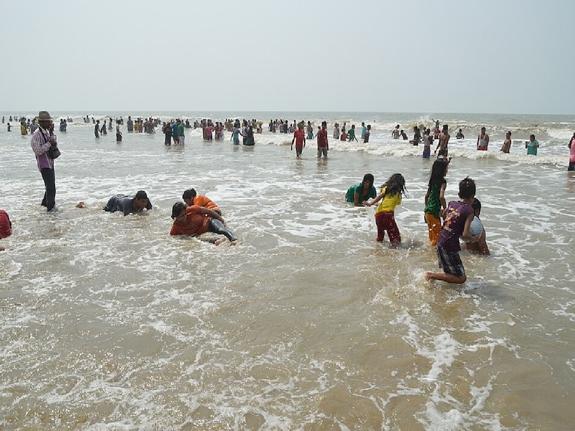  সকাল থেকেই গাড়ি করে তাঁরা রওনা দেন দিঘার পথে। পৌঁছেই সকলে যেন আবার ফিরে যান সেই পুরোনো দিনের আনন্দে। কেউ সমুদ্রের ধারে বসে ঢেউ গোনেন, কেউ আবার শিশুর মতো উচ্ছ্বাসে নামেন জলে।