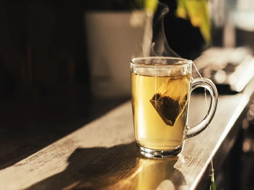 আপনি যদি রোজ চা খান এবং হঠাৎ করে একদিন খাওয়া বন্ধ করে দেন, তাহলে অবশ্যই নিজের মধ্যে কিছু পরিবর্তন দেখতে পাবেন। কারণ তখন আপনার দেহে ক্যাফেইন প্রবেশ করছে না। কিন্তু এই পরিবর্তনগুলো ব্যক্তি বিশেষে ভিন্ন হয়।