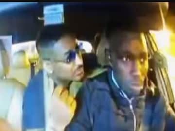 গাড়িতে উঠেই চালককে পিছন থেকে জড়িয়ে ধরেন যাত্রী৷ 