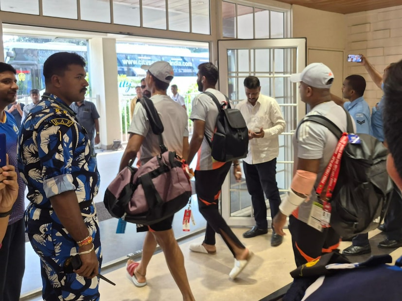 ওয়েস্ট ইন্ডিজ়ের বিরুদ্ধে নয়াদিল্লির ফিরোজ শাহ কোটলায় শেষ টেস্টে ভারতীয় দলে ছিলেন তিনি। বুধবার বিকেল পর্যন্ত চুটিয়ে প্র্যাক্টিস করলেন ইডেন গার্ডেন্সে  অথচ সন্ধ্যায় বেরিয়ে গেলেন ভারতীয় শিবির ছেড়ে।