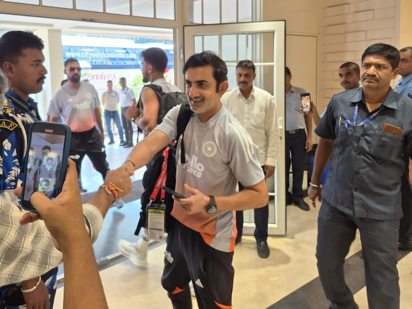 ১৪ নভেম্বর থেকে শুরু হতে চলেছে ভারত বনাম দক্ষিণ আফ্রিকার প্রথম টেস্ট। বর্তমানে কলকাতাতেই রয়েছে দুই দল। দিল্লি বিস্ফোরণের পর নিরাপত্তা জোরদার করা হয়েছে ইডেনের। মঙ্গলবার সকালে প্রথম অনুশীলন করল ভারতীয় দল।