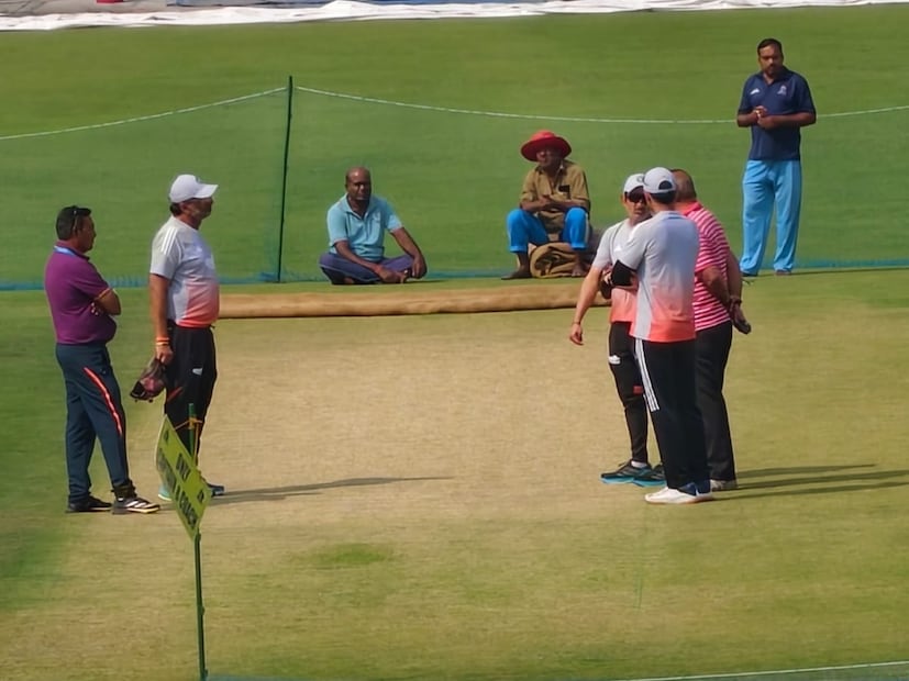 কলকাতা পা রেখেই ২৪ ঘণ্টার মধ্যে ইডেনের পিচ দেখতে গিয়েছিলেন ভারতীয় দলের হেড কোচ গৌতম গম্ভীর। আর প্রথম অনুশীলনের দিনও পিচ নিয়ে দীর্ঘ আলোচনা করতে দেখা গেল গম্ভীরকে। 