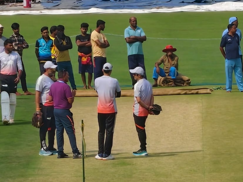 ভারত-দক্ষিণ আফ্রিকার ম্যাচের জন্য যে পিচ তৈরি করা হয়েছে ইডেনে তা যথেষ্ট স্পোর্টিং। পিচে হালকা ঘাস থাকলেও উইকেট শুকনো খটখটে। শনিবার পিচে শেষবার জল দেওয়া হয়েছে। ফের দেওয়া হবে বুধবার। তৃতীয় দিন থেকে বল ঘুরতে পারে ইডেনে।