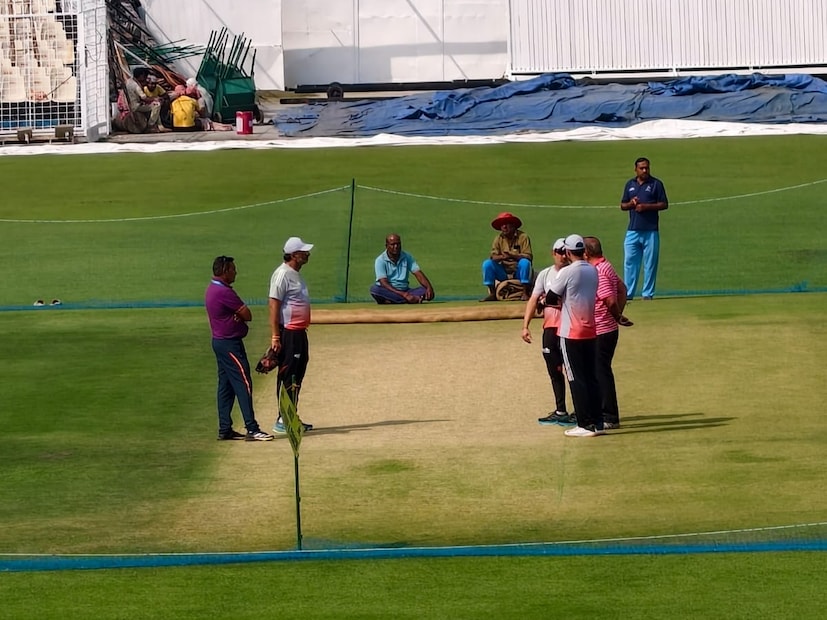 ইডেনে টিকিটের জন্য দিন প্রতি সর্বনিম্ন মূল্য ৬০ টাকা৷ অর্থাৎ কেউ যদি পাঁচদিন ম্যাচ দেখেন তাহলে ৩০০ টাকার টিকিট কাটতে হবে৷ অন্যদিকে সবচেয়ে বেশি টাকার টিকিটের দাম ২৫০ টাকা, অর্থাৎ কেউ যদি পাঁচদিনের টিকিট কাটেন তাহলে খরচ হবে ১২৫০ টাকা৷