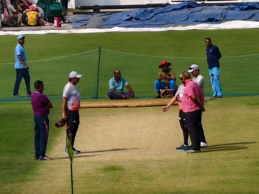 পিচ থেকে শুভমন গিলরা যাতে সুবিধা পান সেদিকে নজর রাখা হচ্ছে। তবে দক্ষিণ আফ্রিকা দলেও ৩ জন স্পিনার রয়েছে। ফলে নিজেদের পাতা ফাঁদে নিজেদের না পড়তে হয় নিউজিল্যান্ড সিরিজের মতন।