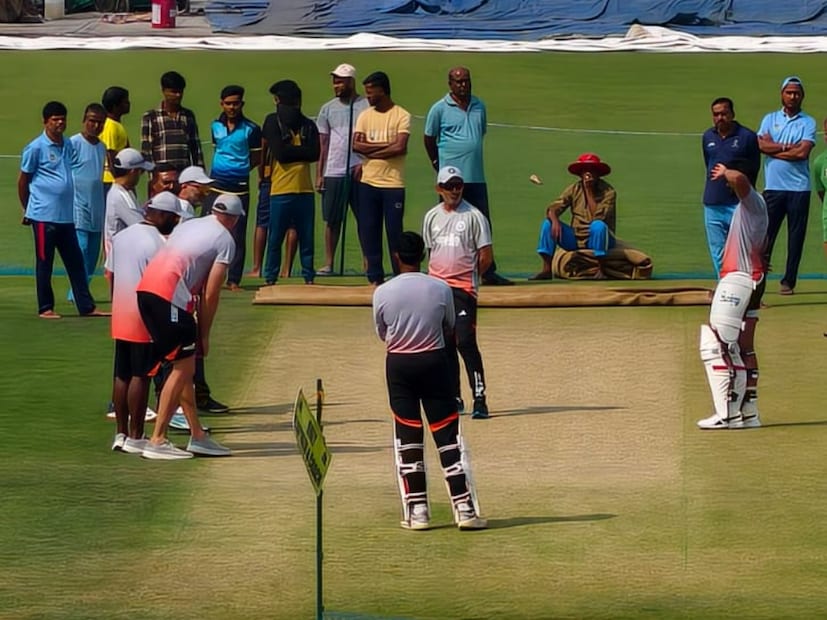 অনুশীলনের সময় পিচের সামনে শুভমান গিল, সিতাংশু কোটাক ও ইডেনের পিচ কিউরেটর সুজন মুখোপাধ্যায়ের সঙ্গে আলোচনা করতে দেখা যায় গম্ভীরকে। পিচ পরীক্ষা করেও দেখেন কোচ ও অধিনায়ক।