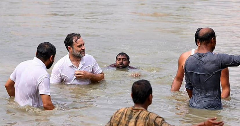 সম্প্রতি প্রধানমন্ত্রী মোদির ছটপুজো উপলক্ষে যমুনায় স্নান করার কথা ছিল। কিন্তু শেষ মুহূর্তে সেই কর্মসূচি বাতিল হয়ে যায়। তার কারণ, মোদির ডুব দেওয়ার জন্য ‘নকল যমুনা’ তৈরি করা হয়েছিল। দিল্লির ‘মজনু কি টিলা’র কাছে বাসুদেব ঘাটে যমুনা নদীর চড়ায় নদীপ্রবাহের পুকুর খুঁড়ে ফেলেছিল দিল্লি সরকার। সেই স্বচ্ছ জলেই ডুব দেওয়ার কথা ছিল মোদির। সে কথা প্রকাশ্যে চলে আসার কারণেই কর্মসূচি বাতিল হয় শেষ মুহূর্তে।
