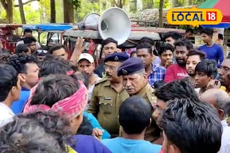 স্টেশন সংলগ্ন স্ট্যান্ডে টোটো রাখা নিয়ে ঝামেলা! টোটো চলাচল বন্ধ রেখে চালকদের প্রতিবাদ