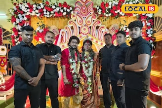 বাঙালি বিয়েতে নতুন ট্রেন্ড! বরের সুরক্ষায় আনা হল বাউন্সার বাহিনী