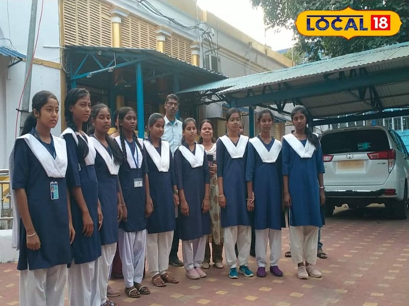 এদিন ছাত্রীদের সাহসী হওয়ার উপদেশ দিয়ে জেলাশাসক বলেন, কোনও অন্যায় মুখ বুজে সহ্য করবে না, প্রতিবাদ করবে। অসুবিধা হলে প্রশাসন সবসময় তোমাদের পাশে আছে। (ছবি ও তথ্যঃ সায়নী সরকার)