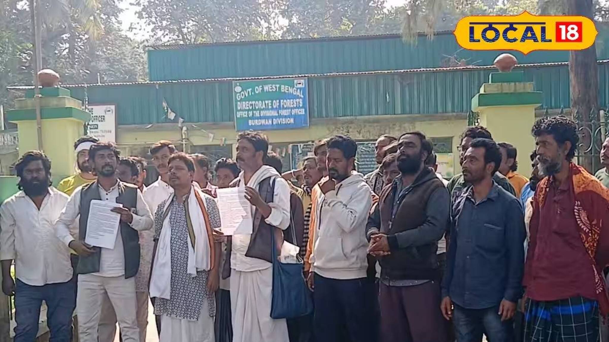 সাপ ধরতে দেরিতে পৌঁছে সাপুড়েকে মার বনকর্মীর! বন দফতরে বিক্ষোভ সাপুড়ে সমাজের