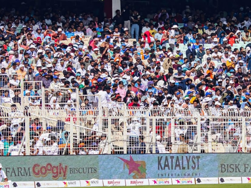 এখনও পর্যন্ত যা খবর তাতে প্রায় ৪০ হাজার লোক হয়েছে ইডেন টেস্টের প্রথম দিনে। দর্শকদের এই সমর্থনের কারণ হিসেবে বলা যেতেই পারে ৬০ টাকার টিকিটই মাস্টার স্ট্রোক। শনি-রবিবার ছুটির দিন ইডেনের গ্যালারি হাউসফুল হলও অবাক হওয়ার কিছু থাকবে না।