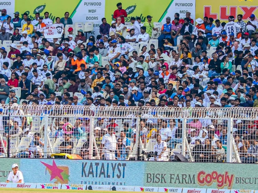 ভারতের অন্যান্য মাঠে টেস্ট ম্যাচে যা দেখা যায় না, ইডেনে দেখা গেল সেটাই। টেস্ট ক্রিকেটের মরা গাঙে জোয়ার আনল ক্রিকেটের নন্দনকানন। সপ্তাহ শেষে শুক্রবার কাজের দিনে এমন ভিড় সত্যিই প্রশংসনীয়।