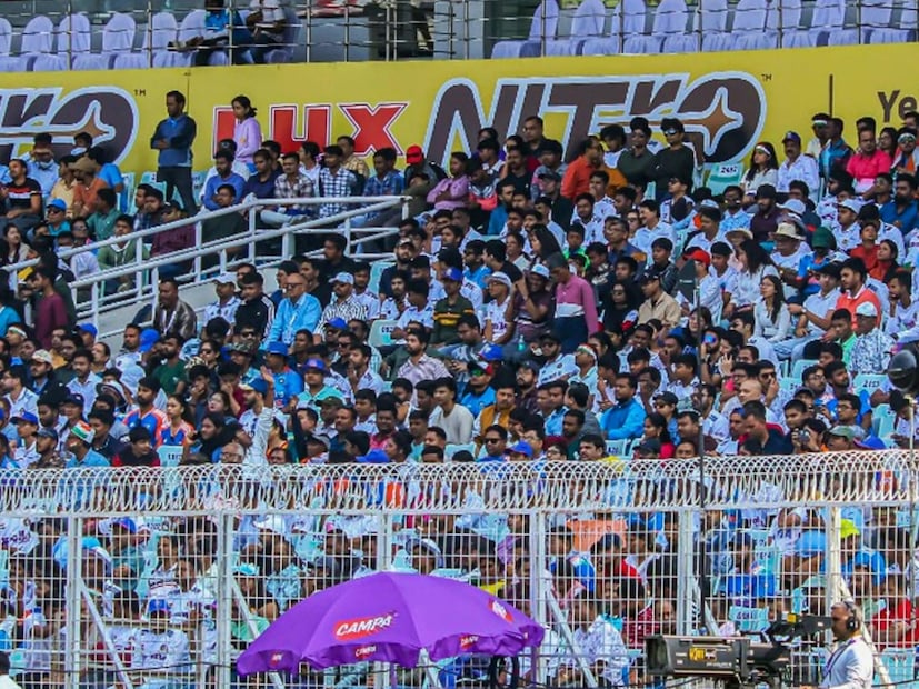 সকালের খেলা শুরু হওয়া সময় মাঠ ফাঁকা-ফাঁকা থাকলেও যত সময় গড়িয়েছে ততই ইডেনে বেড়েছে কালো মাথার ভিড়। শোনা গিয়েছে দর্শকদের সেই চেনা গর্জন।