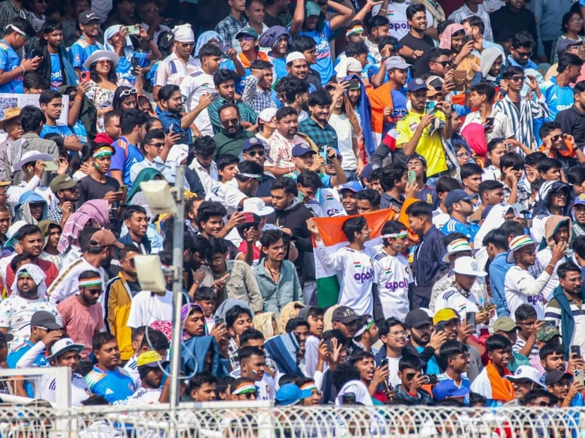 ভারত বনাম দক্ষিণ আফ্রিকার প্রথম টেস্টের প্রথম দিনই ইডেন গার্ডেন্সে দেখা গেল নজরকাড়া ভিড়। যা সচরাচর টেস্ট ক্রিকেটের প্রথম দিন দেখা যায় না।