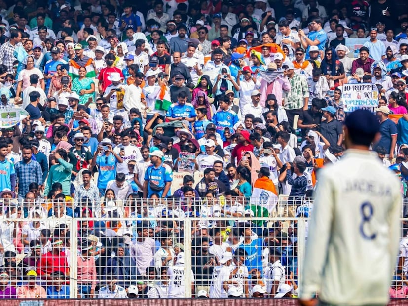 কে বলেছে টেস্ট ম্যাচ দেখতে দর্শক আসে না। লাল বলের ক্রিকেটের প্রতি মানষের উৎসাহ কমছে? ক্রিকেটের নন্দন কানন সবকিছুকে মিথ্যে প্রমাণ করল।