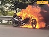 চলন্ত বাইকের ইঞ্জিন থেকে ধোঁয়া, ব্রেক কষতেই দাউদাউ করে জ্বলে উঠল আগুন! ভয়াবহ দৃশ্য