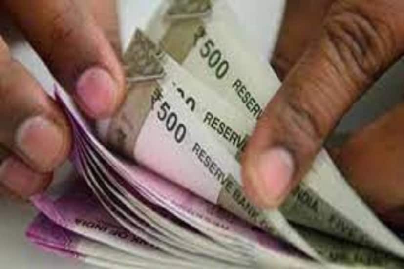 ফ্যামেলি পেনশন “Income from Other Sources” এটি করযোগ্য, এর পরিমাণে ১৫,০০০ টাকার মধ্যে করহীন হয়ে থাকে ৷ এর উপরের টাকার পরিমাণের উপরে স্তর অনুযায়ী কর ধার্য করা হয়ে থাকে ৷ প্রতীকী ছবি ৷