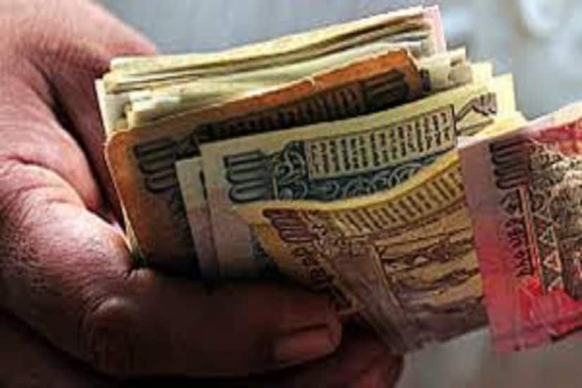 আসলে উৎসবের মরশুমে সোনা ও রুপোর চাহিদা ক্রমশই বাড়তে চলেছে ৷ সোনার দাম ক্রমশই বাড়ছে তাই মানুষ রুপো কেনার দিকে এটিও রুপোর দাম বৃদ্ধির অন্যতম কারণ ৷ প্রতীকী ছবি ৷