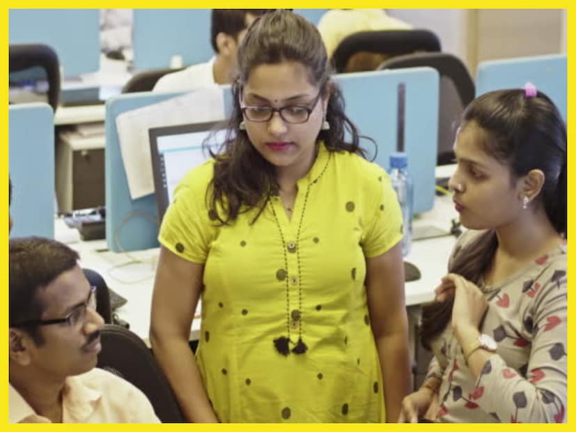 একই সঙ্গে সারা দেশে ন্যূনতম বেতন বা শ্রমের মূল্য নির্ধারিত করা হয়েছে ৷ এরফলে স্বচ্ছতা বৃদ্ধি পাবে, বিভ্রান্তিও দূর হবে ৷ এবার মহিলা কর্মীদেরও পুরুষ কর্মীদের মত সম মানের বা সমান বেতন পাওয়ার জায়গা তৈরি হচ্ছে ৷ প্রতীকী ছবি ৷