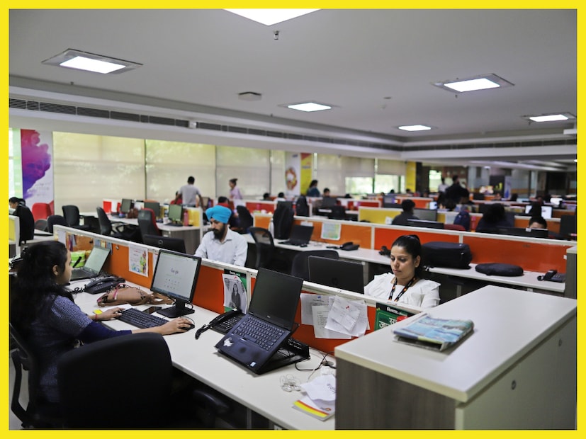 কিন্তু আইন বা নিয়ম আগের মতই চলছিল ৷ আধুনিক কর্ম প্রকৃতির দিকে তাকিয়ে এটি পরিবর্তন করা প্রয়োজনীয় ছিল ৷ মালিকপক্ষ ও শ্রমিক পক্ষের বর্তমান সময়ের চাহিদার উপরে নির্ভর করে আরও নমনীয় হতে হবে ৷ প্রতীকী ছবি ৷