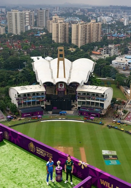 AccuWeather-র ওয়েদার আপডেট অনুসারে, শনিবার বৃষ্টিপাতের সম্ভাবনা প্রায় ৮৬ শতাংশ এবং রবিবার ৬৩ শতাংশ। বিকেল ৪টা থেকে সন্ধ্যা ৭টার মধ্যে বৃষ্টিপাতের সম্ভাবনা ৫০ শতাংশেরও বেশি। নবি মুম্বইয়ের ডিওয়াই পাতিল স্টেডিয়ামে বৃষ্টির কারণে ভারত ও বাংলাদেশের মধ্যে একটি ম্যাচ ইতিমধ্যেই বাতিল করা হয়েছিল৷ Photo Courtesy- ICC/ X Account