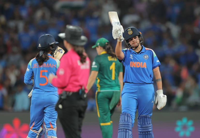 আন্ডার ১৯ বিশ্বকাপ জিতেছিলেন শাফালি৷ আর এদিন  সবচেয়ে ছোট মেয়ে হিসেবে বিশ্বকাপ ফাইনালে প্লেয়ার অফ দ্য ম্যাচ হলেন শেফালি৷ যা ক্রিকেট পরিসংখ্যান বইয়ে চিরকালের জন্য তাঁর নাম রেখে দেবে, আর ক্রিকেটপ্রেমী দর্শক তাঁর ইনিংস মনে রেখে দেবেন বহুদিন৷ কারণ শেফালি ‘আপনা গেম’ খেলে৷ এদিন শাফালি ৷ ৭৮ বলে ৮৭ রান করে আউট হন শাফালি৷ তাঁর এদিনের ইনিংসে ছিল ৭ টি চার ও ২ টি ছক্কা৷ আর বল হাতে ৭ ওভার বল করে ৩৬রান দিয়ে ২ উইকেট নেন৷ Photo Courtesy- ICC/X Account 