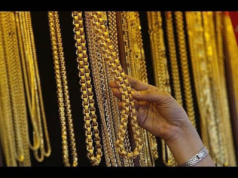 মার্কিন যুক্তরাষ্ট্র এবং ইউরোপীয় সূচকগুলি রেকর্ড সর্বোচ্চে রয়েছে। ওপেকের উৎপাদন বৃদ্ধির পরিকল্পনার কারণে তেলের দাম কমছে। এই পরিবেশে বিনিয়োগকারীরা সোনা ও রুপোর মতো অ-ফলনশীল সম্পদে বিনিয়োগ করার জন্য কম তাগিদ অনুভব করছেন। আন্তর্জাতিক বাজারে সোনার দাম এখন প্রতি আউন্স ৩,৯০০ ডলারের নীচে, অন্য দিকে, রুপো ৪৬ ডলারে নেমে এসেছে। সোনা সর্বোচ্চ ৪,৩৮১ ডলার এবং রুপো ৫৪ ডলারে নেমে এসেছে।