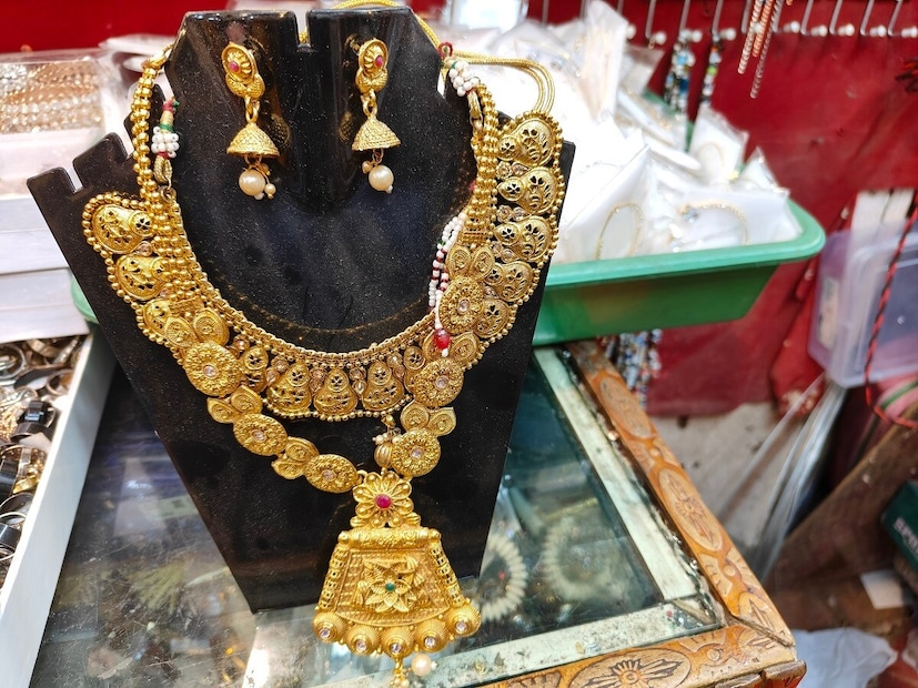 গত কয়েক বছরে যে ভাবে হু হু করে বেড়ে চলেছে সোনালি ধাতুর দাম তার জেরে অনেকেই এখন অন্যান্য বিনিয়োগের মাধ্যমে পাশাপাশি সোনায় বিনিয়োগ করা লাভজনক মনে করেছেন ৷তথ্যসূত্র: স্বর্ণশিল্প বাঁচাও কমিটি (SSBC) ৷