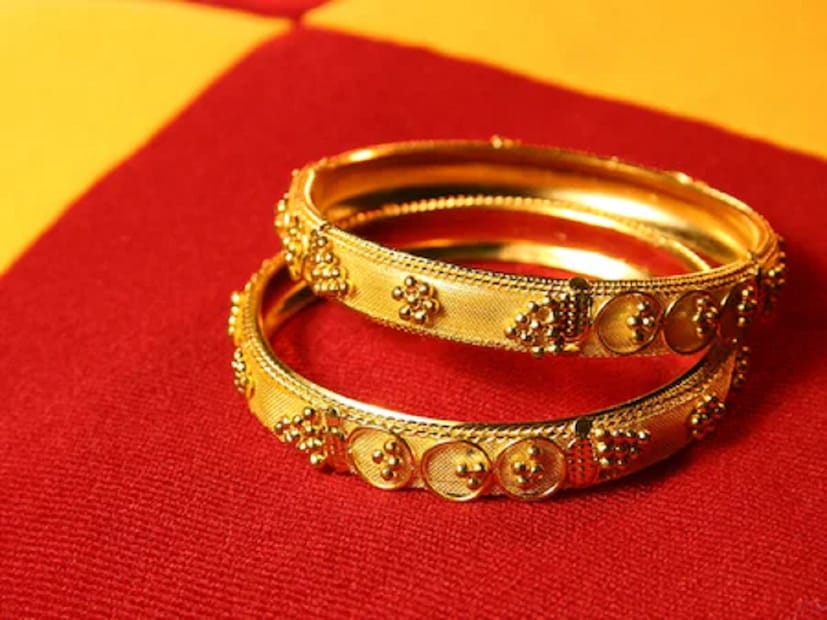 কোন বিনিয়োগ বেশি লাভজনককেউ যদি তরলতা চান, তাহলে সোনায় বিনিয়োগ করা উচিত। যদি কেউ দীর্ঘমেয়াদী বিনিয়োগ করতে চান, তাহলে রিয়েল এস্টেটে বিনিয়োগ করতে পারেন। যদি কেউ গৃহ ঋণ নিয়ে বাড়ি কেনেন, তাহলে সময়মতো EMI পরিশোধ করতে হবে। সোনার ক্ষেত্রে এই বাধ্যবাধকতা প্রযোজ্য নয়। বিশেষজ্ঞরা বলছেন যে, গৃহ ঋণ নিলে গ্রহীতাদের কেবল প্রথম কয়েক বছরের জন্য EMI পরিচালনা করতে হবে। ভাড়া দিয়ে দিলে কয়েক বছর পরে তা বৃদ্ধি পাবে, যা EMI-এর একটি বড় অংশ তুলে দেবে।