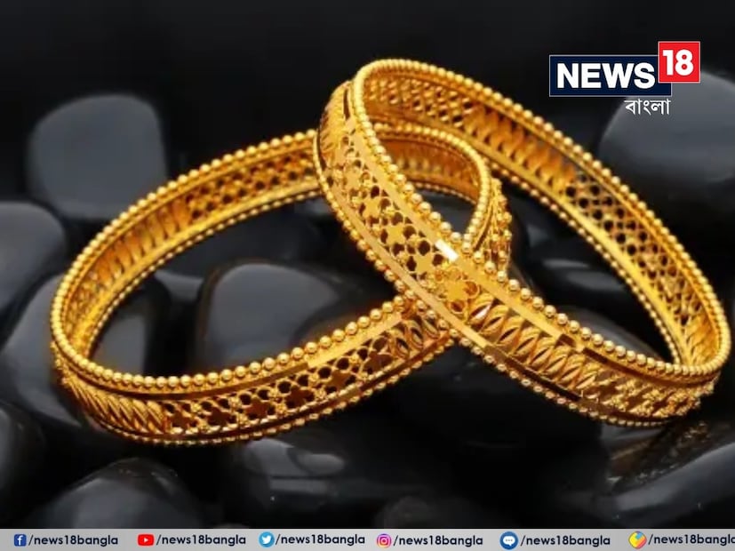 ২. ভারত-মার্কিন বাণিজ্য চুক্তিভারত বিশ্বের দ্বিতীয় বৃহত্তম সোনার ভোক্তা। অতএব, ভারত ও মার্কিন যুক্তরাষ্ট্রের মধ্যে যদি একটি শক্তিশালী বাণিজ্য সম্পর্ক প্রতিষ্ঠিত হয়, তাহলে এর সরাসরি প্রভাব সোনার দামের উপর পড়বে। নতুন বাণিজ্য চুক্তি ভারতে বিদেশি বিনিয়োগ আকৃষ্ট করবে, ডলারের বিপরীতে রুপিকে শক্তিশালী করবে এবং অর্থনৈতিক কর্মকাণ্ডকে চাঙ্গা করবে। যখন রুপি শক্তিশালী হবে, তখন ভারতে সোনা কেনা সস্তা হয়ে যাবে কারণ আমরা কম টাকায় একই পরিমাণ সোনা পেতে পারি।