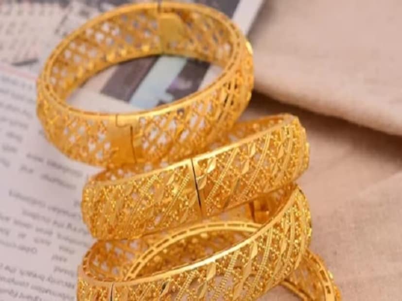 যদি আপনি সোনা কেনার পরিকল্পনা করে থাকেন, তাহলে দাম কমার সময় কেনা সবসময় লাভজনক। আবার বিনিয়োগের লক্ষ্য থাকলে ২৪ ক্যারেট সোনা বা গোল্ড ETF জনপ্রিয় বিকল্প।