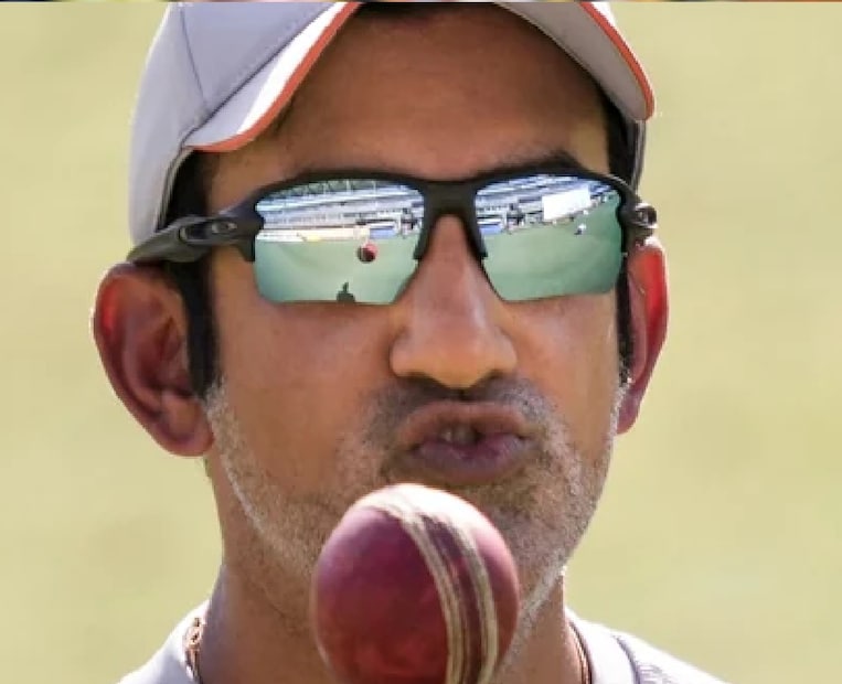 ঘরের মাঠে দক্ষিণ আফ্রিকার কাছে সিরিজ হার। ২৫ বছরে এমন লজ্জার হারের সম্মুখীন হয়নি ভারতীয় দল। তার পর থেকেই ভারতীয় দলের কোচ গৌতম গম্ভীরের উপর ক্ষুব্ধ ক্রিকেট সমর্থকরা।