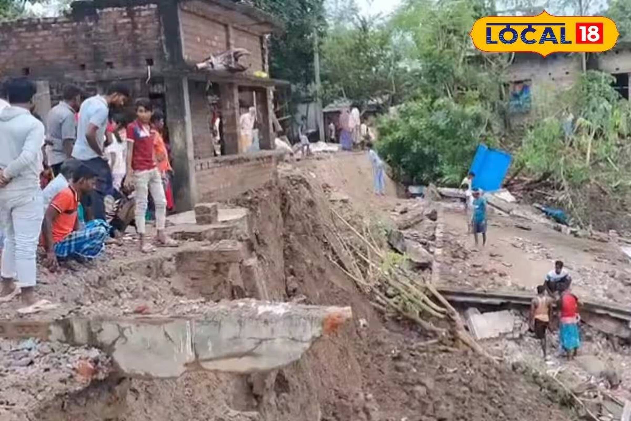 মুর্শিদাবাদে ভয়াবহ গঙ্গা ভাঙন! নদীগর্ভে তলিয়ে গেল আস্ত ICDS কেন্দ্র