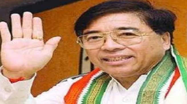 গেগং আপাং (অরুণাচল প্রদেশ): ২২ বছর (১৮ জানুয়ারি, ১৯৮০ - ১৯ জানুয়ারি, ১৯৯৯; ৩ অগাস্ট, ২০০৩ - ৯ এপ্রিল, ২০০৭): অরুণাচল প্রদেশের রাজনৈতিক দৃশ্যপটের অন্যতম বিশিষ্ট ব্যক্তিত্ব গেগং আপাং। তিনি প্রায় ২৩ বছর ধরে দুটি পৃথক মেয়াদে মুখ্যমন্ত্রী হিসেবে দায়িত্ব পালন করেন - প্রথমটি ১৯৮০ থেকে ১৯৯৯ এবং দ্বিতীয়টি ২০০৩ থেকে ২০০৭। রাজ্যের প্রশাসনিক কাঠামো এবং উন্নয়ন প্রক্রিয়া শক্তিশালী করতে আপাং গুরুত্বপূর্ণ ভূমিকা পালন করেন।