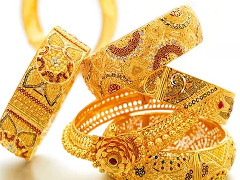 বর্তমানে সোনার দাম সামান্য ওঠানামার মধ্যে থাকলেও সামগ্রিকভাবে দাম বাড়ার প্রবণতা আরও জোরদার হচ্ছে। বিশ্ব অর্থনীতি ও চাহিদার গতিপ্রকৃতি দেখে মনে হচ্ছে আগামী দিনে সোনার দাম আবারও উচ্চমুখী হতে পারে।