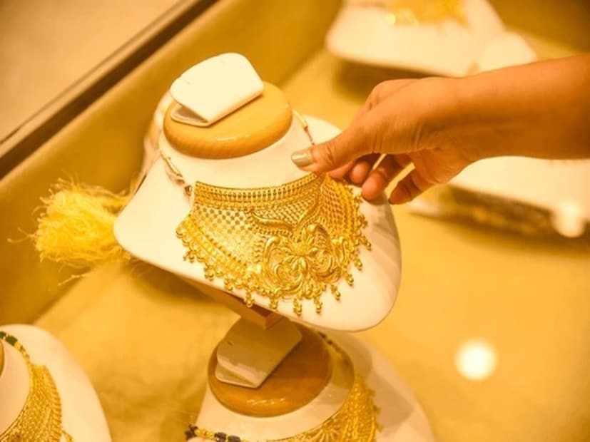 দীপাবলির সময় ব্যবসায়ীরা ভালই রেকর্ড করেছেন, যদিও তার পরের ১০–১৫ দিন কিছুটা মন্দা দেখা যায়। মেহতার কথায়, এরপর থেকে দেশের বড় বাজারগুলিতে ক্রেতাদের ভিড় আবার বাড়তে শুরু করেছে। তিনি জানান, দীপাবলিতে প্রায় অর্ধেক ক্রেতাই পুরনো গয়না বিনিময় করে নতুন ডিজাইন নিয়েছেন—একটি ধারা যা চলতি ত্রৈমাসিকে প্রায় ২০–২৫%-এর মধ্যে স্থির হতে পারে। ক্রেতাদের পছন্দও ছিল তুলনামূলক ভারী ও আধুনিক নকশার গয়নার দিকে।