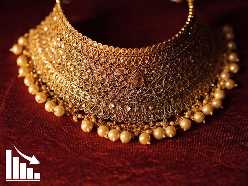 সোনা: মুদ্রাস্ফীতি সুরক্ষা এবং স্থিতিশীলতাসোনাকে একটি নির্ভরযোগ্য বিনিয়োগ বিকল্প হিসাবে বিবেচনা করা হয়। শুধু সন্তানের ভবিষ্যতের দিক থেকে নয়, সার্বিকভাবেই তা প্রযোজ্য। এমনকি এক দেশও সোনা জমায়, যাকে গোল্ড রিজার্ভ বলা হয়ে থাকে। কারণ আর কিছু নয়, সোনা খুব ভাল ভাবে মুদ্রাস্ফীতির সময়েও তার মূল্য বজায় রাখে। সোনা নমনীয় এবং কেনা-বেচা করা সহজ, যা ভাল তরলতা নিশ্চিত করে। বিশেষ করে সভরেন গোল্ড বন্ডে (SGBs) বিনিয়োগ করলে সোনার দাম বৃদ্ধির সঙ্গে সঙ্গে ২.৫% সুদও পাওয়া যায়। তবে, গয়নার উপর চার্জ এবং GST দাম বাড়াতে পারে।