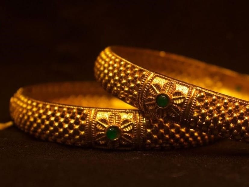 যদি আপনি দীর্ঘমেয়াদী বিনিয়োগের কথা ভাবেন, তাহলে এই দামে অল্প অল্প করে সোনা কেনা বা গোল্ড SIP শুরু করা বুদ্ধিমানের কাজ। তবে স্বল্পমেয়াদে বড় পরিমাণ কেনার আগে বাজারের দিক নজরে রাখাই ভাল।