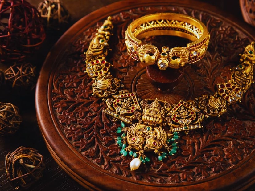 যদি আপনি সোনা কেনার পরিকল্পনা করে থাকেন, তাহলে দাম কমার সময় কেনা সবসময় লাভজনক। আবার বিনিয়োগের লক্ষ্য থাকলে ২৪ ক্যারেট সোনা বা গোল্ড ETF জনপ্রিয় বিকল্প।