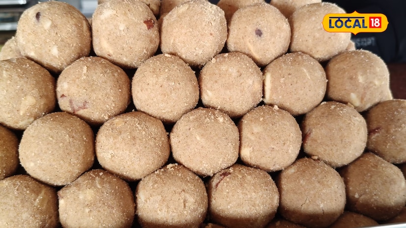 ৩. শুকনো ফল ভাজা: বাদাম এবং কাজু হালকা করে গুঁড়ো করতে হবে। মুচমুচে রাখার জন্য অল্প ঘিতে ১-২ মিনিট ভাজতে হবে। এছাড়াও এই ধাপে নারকেল কোরা হালকা করে ভাজতে হবে।
৪. গুড়ের সিরাপ তৈরি করা: প্যানে প্রায় ৩-৪ টেবিল চামচ ঘি ঢেলে গুড় ভেঙে ভেঙে দিতে হবে। কম আঁচে গুড় গলিয়ে নিতে হবে। গুড় যেন বেশি রান্না না হয়ে যায় সেদিকে খেয়াল রাখতে হবে; কেবল ঘি দিয়ে ভালভাবে মিশিয়ে নিলেই হবে।