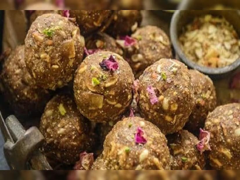 উপকরণ (৫-৬ জনের জন্য)
ভোজ্য আঠা বা গঁদ: ১০০ গ্রাম
গুড়: ২৫০ গ্রাম
গমের আটা: ২০০ গ্রাম
দেশি ঘি: ২০০ গ্রাম
বাদাম: ৫০ গ্রাম
কাজু: ৫০ গ্রাম
নারকেল কোরা: ১/২ কাপ
এলাচ গুঁড়ো: ১ চা চামচ
পোস্তদানা (ঐচ্ছিক): ২ টেবিল চামচ