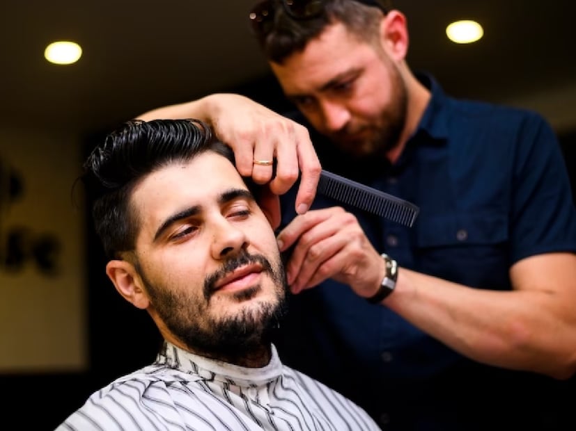 *কিন্তু আজকাল অনেকেই মেকআপ করতে পছন্দ করেন। তবে এই মেকআপ তেমন ভারী নয়, বরং বরের প্রাকৃতিক সৌন্দর্য বৃদ্ধির একটি উপায় মাত্র বলা যেতেই পারে। এতে তাঁকে কনের মতোই উজ্জ্বল দেখায়। 