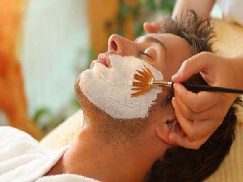 *ভ্রু পরিষ্কার করতে ভুলবেন নাঃ ভ্রু ব্রাশ দিয়ে চুল ঠিক করুন এবং যেখানে ছিদ্রযুক্ত লোম আছে সেখানে চুলের রঙের সাথে মানানসই পেন্সিল ব্যবহার করুন। এতে আপনার মুখ পরিষ্কার এবং ফ্রেমযুক্ত দেখাবে।