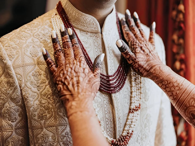 *আপনার চোখ হালকাভাবে সংজ্ঞায়িত করুনঃ স্বচ্ছ বা কালো ওয়াটার প্রুফ মাসকারার হালকা আবরণ লাগাতে পারেন। এতে আপনার চোখ মেকআপের মতো না দেখালেও খোলা এবং সতেজ দেখাবে।